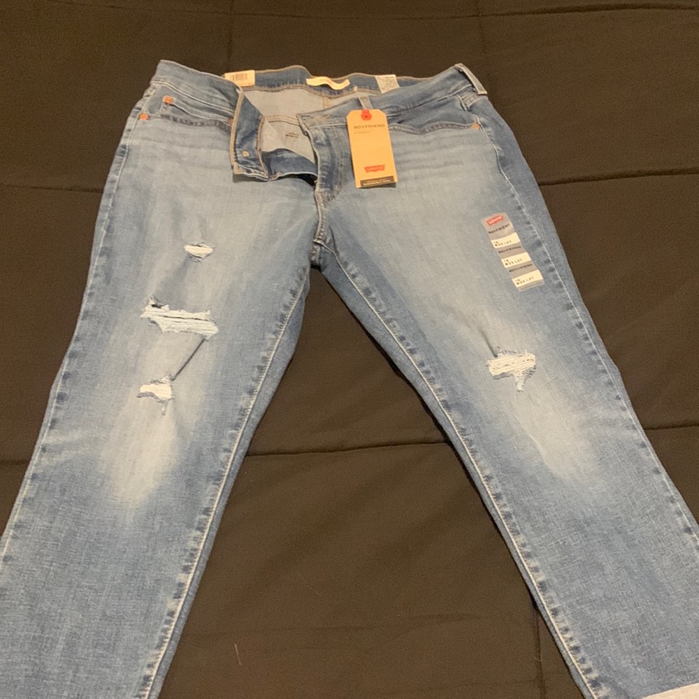 Levi’s mid rise relaxed tapered leg.